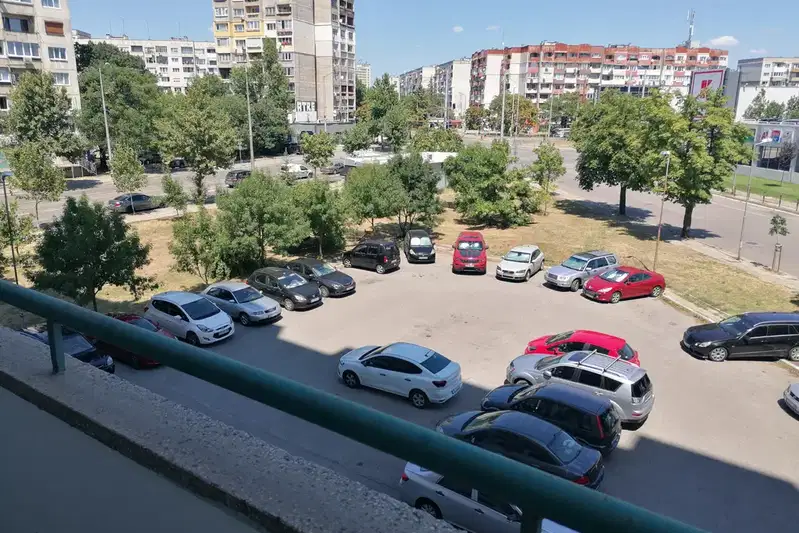 Просторен 3-стаен апартамент в Банишора с три тераси