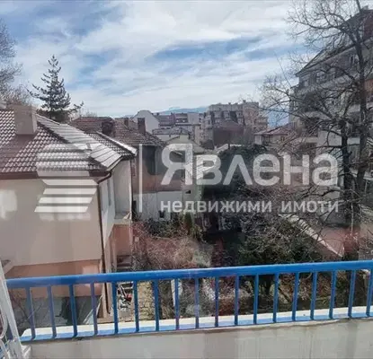 Снимка 2 — Двустаен апартамент в Банишора с изложение север-юг
