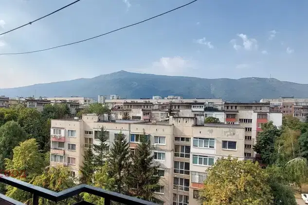 Просторен 2-стаен апартамент с южно изложение в Борово