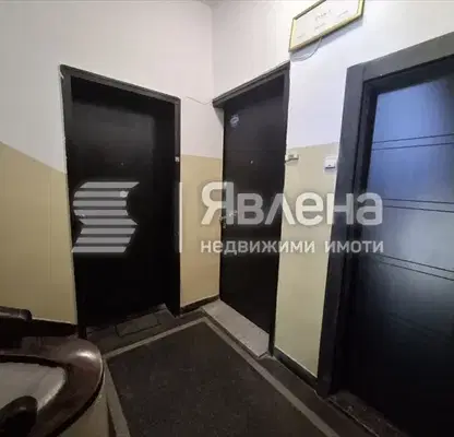 Снимка 3 — Двустаен апартамент в Център с гледка към вътрешен двор