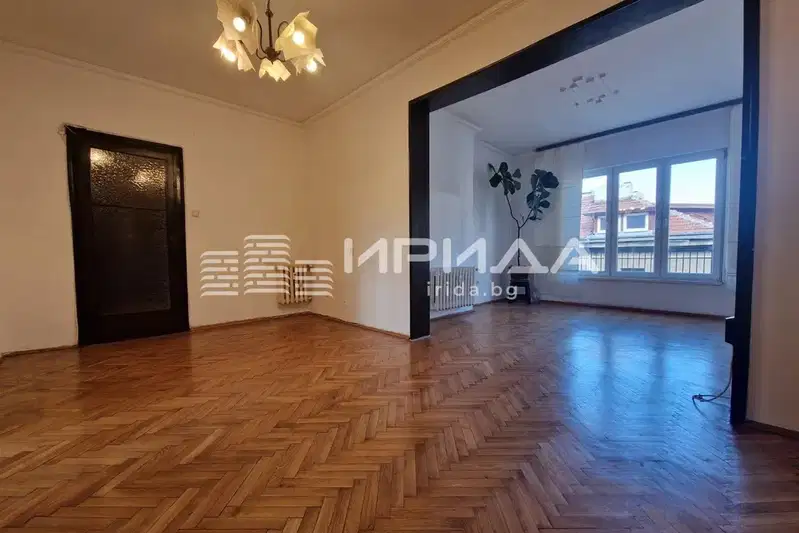 Тристаен апартамент с тераса в Център, София