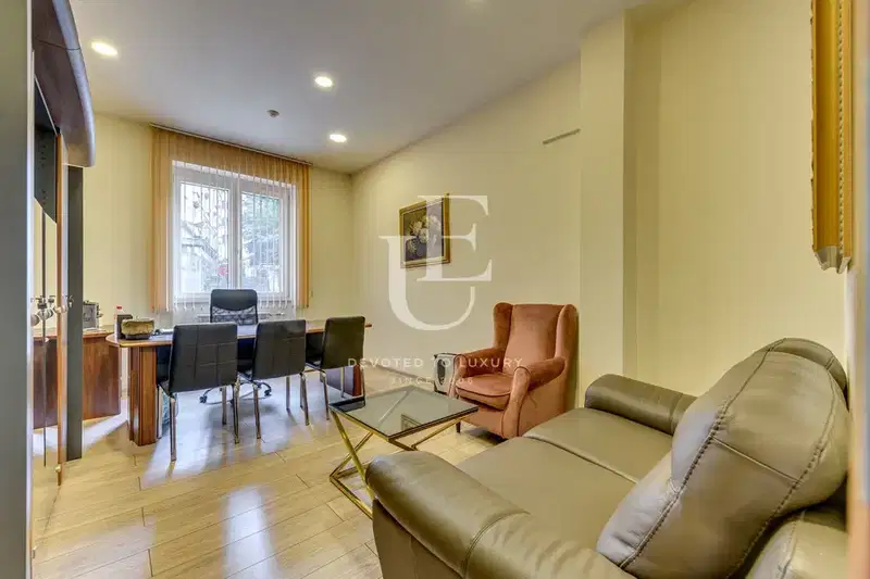 Spacious 3-room apartment in Center with parking space