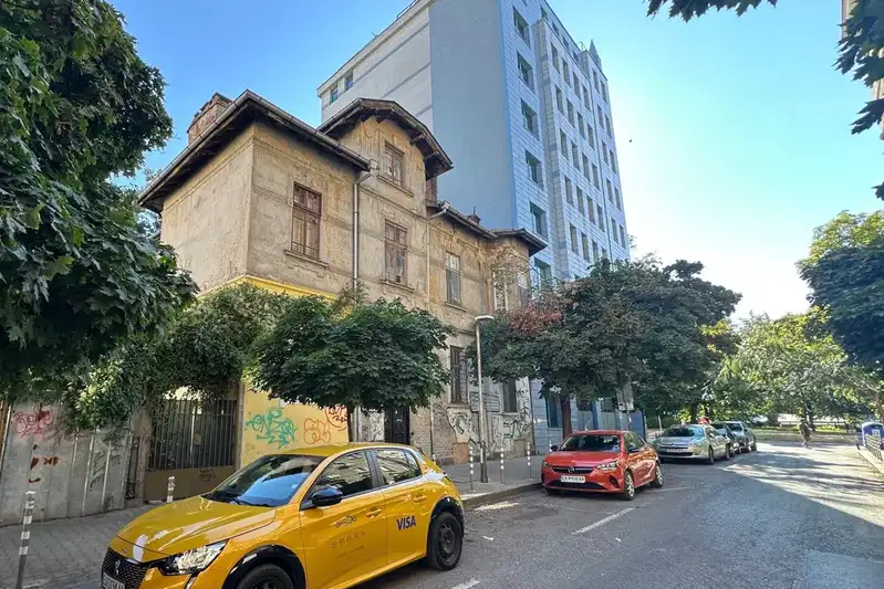 Three-room apartment in Center, Sofia with balcony and yard
