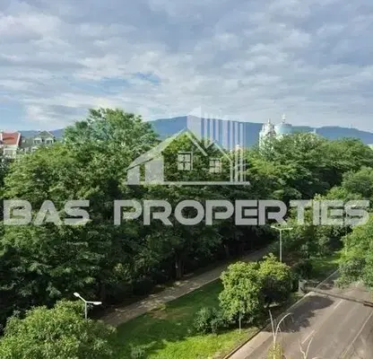 Снимка 3 — Тристаен апартамент с три тераси в Център, София