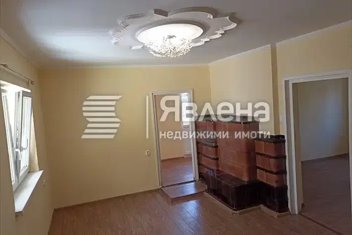 Просторен 4-стаен апартамент с таван и паркинг в Център, София