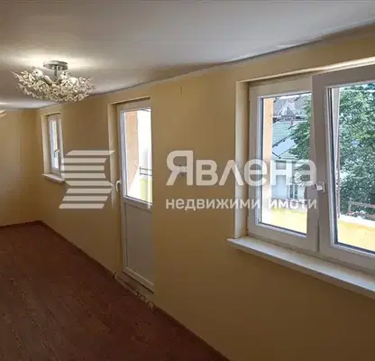 Снимка 3 — Просторен 4-стаен апартамент с таван и паркинг в Център, София