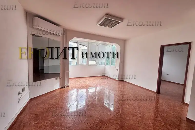 2-стаен апартамент с две тераси в Център, София