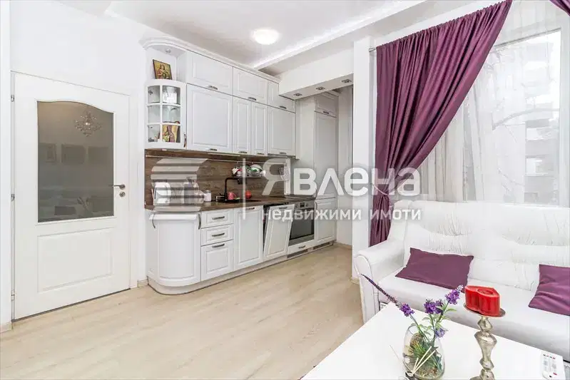 3-стаен апартамент с тераса в Център, София