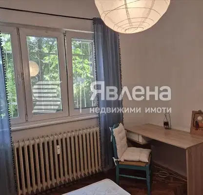 Снимка 4 — Тристаен апартамент на партер в Център, София