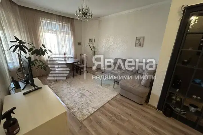 Spacious 3-room apartment in Center with terrace