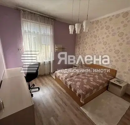 Снимка 3 — Просторен 3-стаен апартамент в Център с тераса