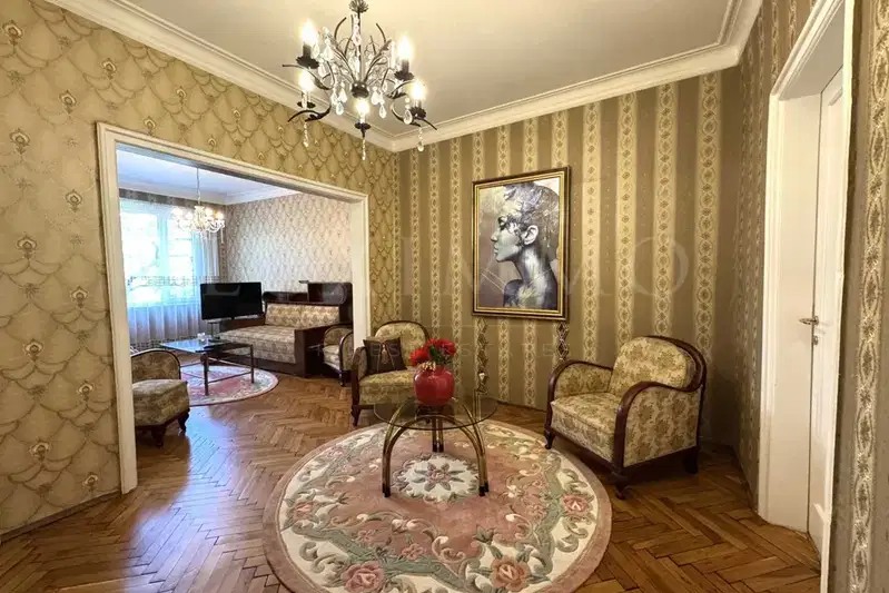 Тристаен апартамент с тераса в центъра на София