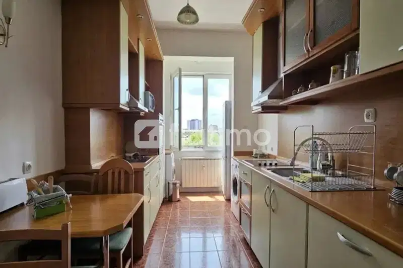 Тристаен апартамент с 2 спални в Център, София с изложение Изток/Запад