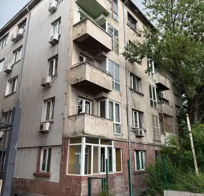 Снимка 2 — 4-стаен апартамент в Център, пл. Орлов мост с остъклен балкон