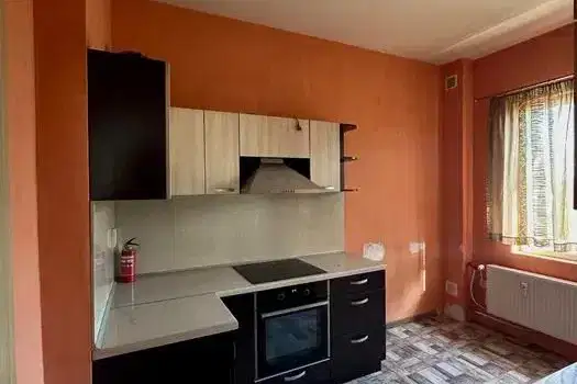 Тристаен апартамент с южно изложение в Дружба 1, София