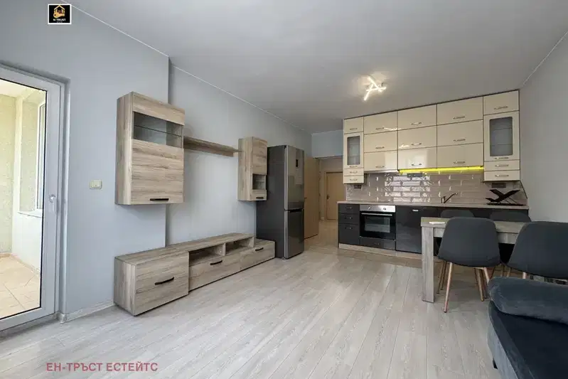 Тристаен апартамент с две тераси в Дружба 1, София