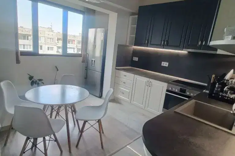 3-room apartment in Druzhba 1 with terrace on top floor