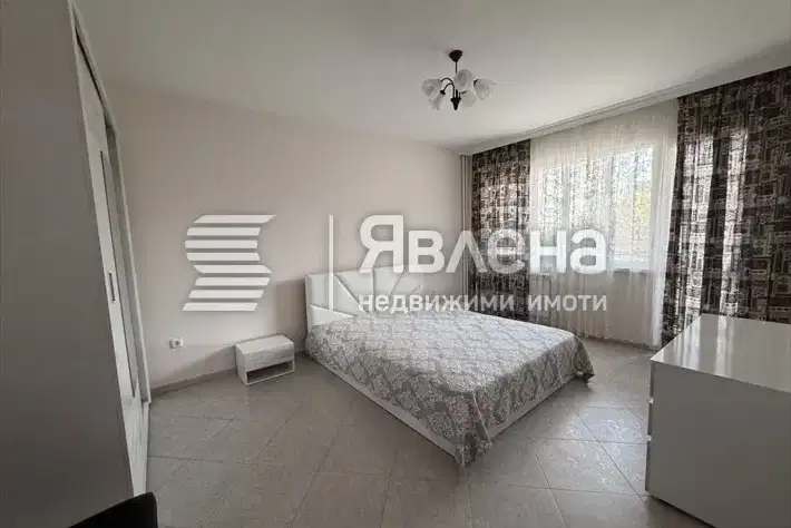 Тристаен апартамент с две тераси в Дървеница, София
