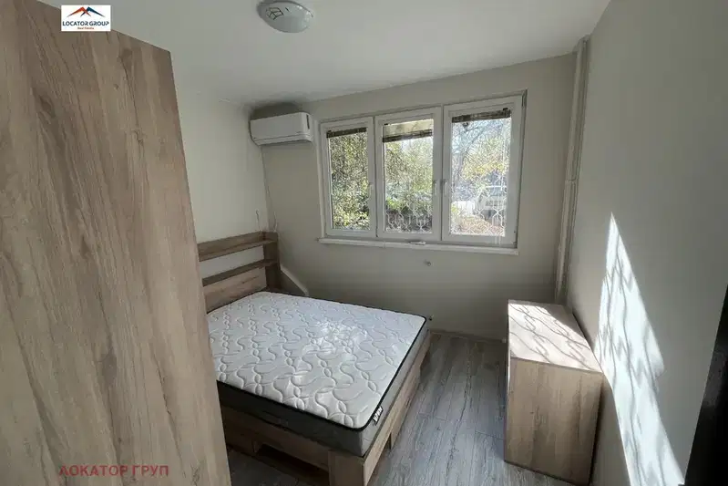 Three-room apartment 70 sq m in Darvenitsa, first floor