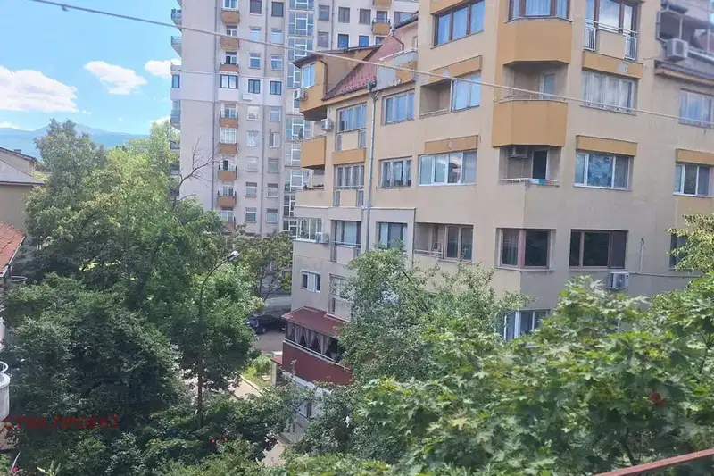 Тристаен апартамент с балкон в Гео Милев, София
