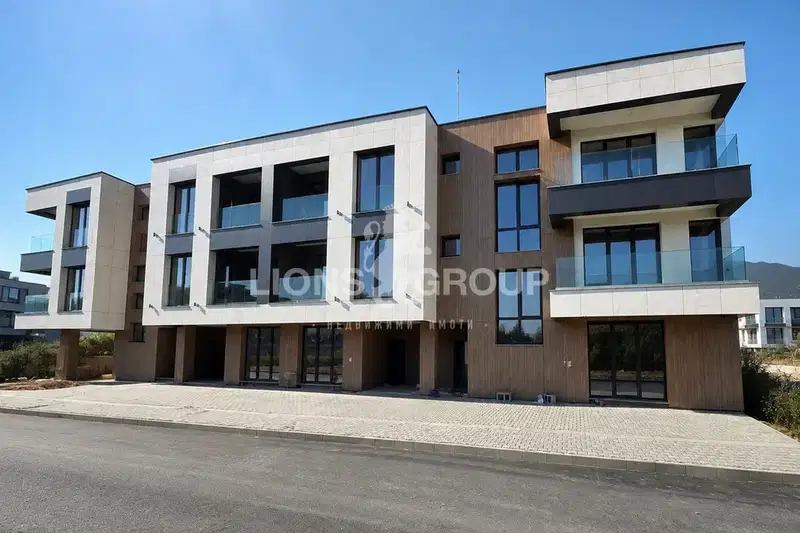Тристаен апартамент с две тераси в Градина, София