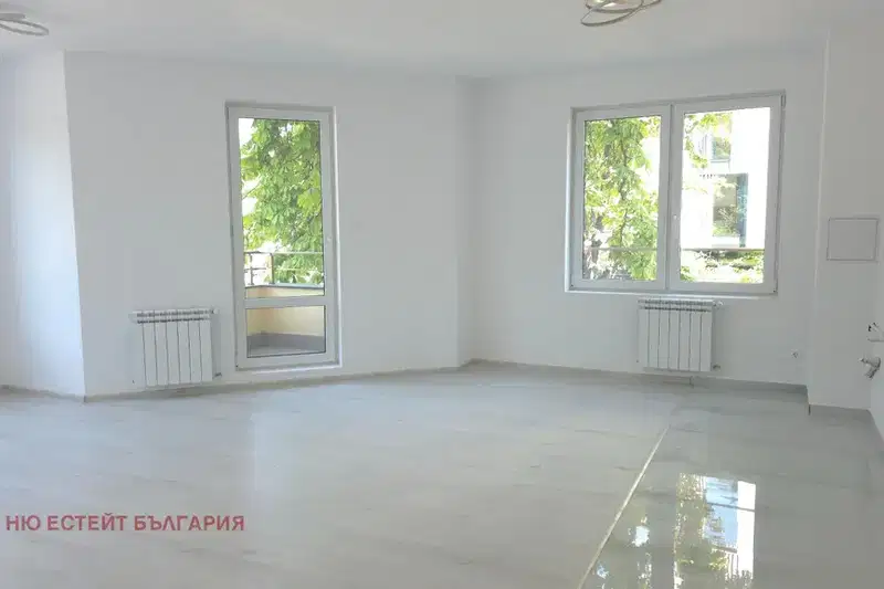 Three-room apartment in Hipodruma with two bathrooms and balconies