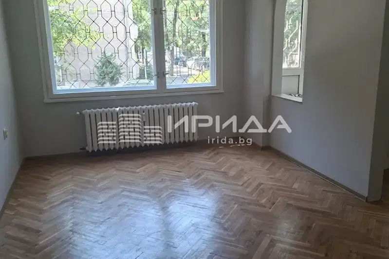 Тристаен апартамент с тераса в квартал Изток, София