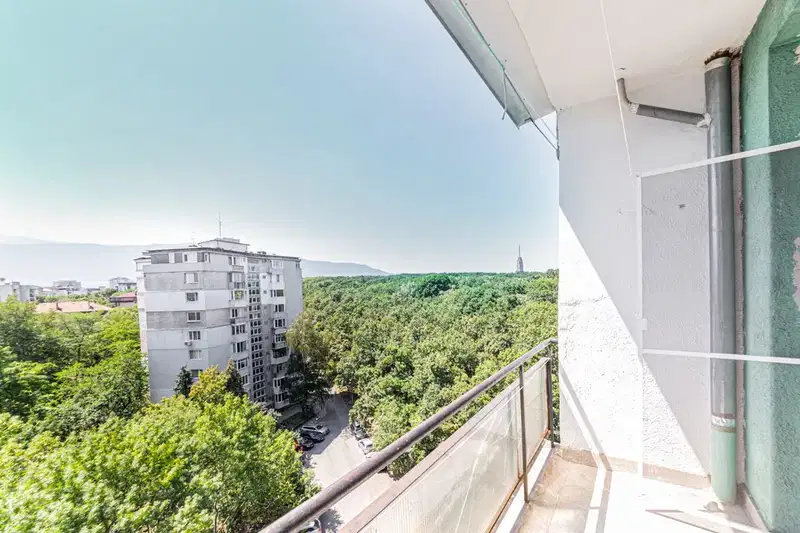Three-room apartment with terrace and view of Borisova Garden in Iztok