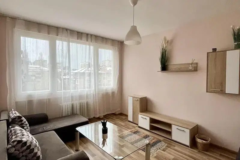 Двустаен апартамент с отделна кухня в кв. Изток, София