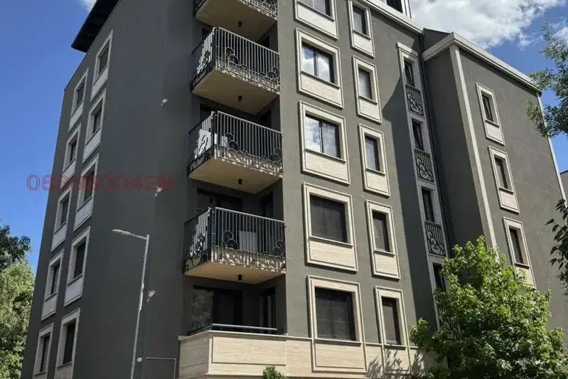 Луксозен 4-стаен апартамент с паркинг в Изток, София