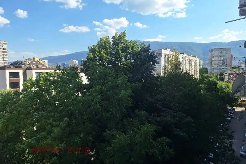 Двустаен апартамент с голяма тераса в Красно село, София