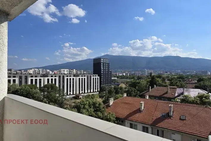 Двустаен апартамент с тераса и гледка в Красно село, София