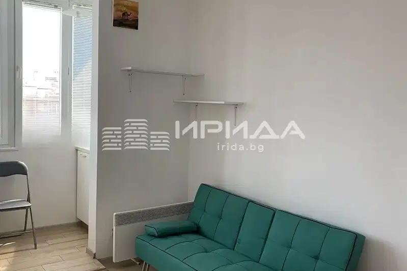 Едностаен апартамент в Лагера, София на последен етаж