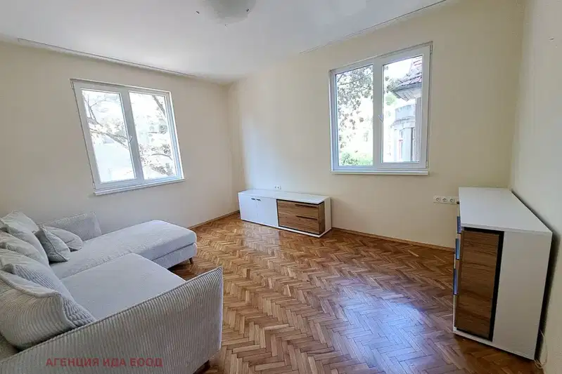 Two-room apartment in Lozenets with balcony and high ceilings