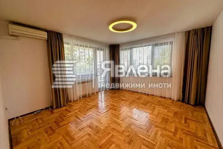 Двустаен апартамент с тераса в Лозенец, София