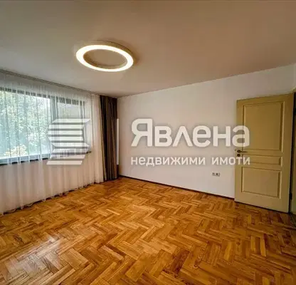 Снимка 2 — Двустаен апартамент с тераса в Лозенец, София
