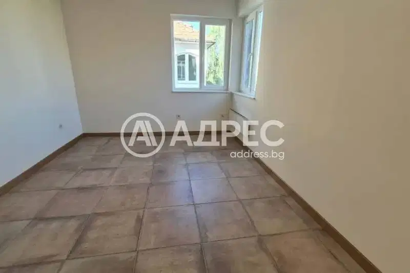 Two-room apartment on 4th floor in Lozenets with enclosed balcony