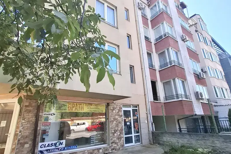 Тристаен апартамент с две тераси в Лозенец, София