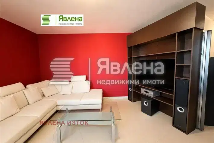 Three-room apartment in Lozenets with parking space