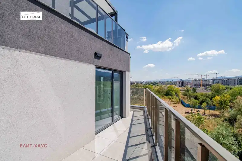 Three-room apartment with panoramic terrace in Manastirski Livadi