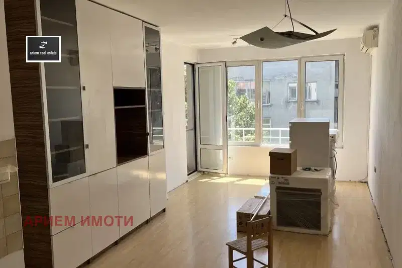 Двустаен апартамент в Медицинска академия с тераса