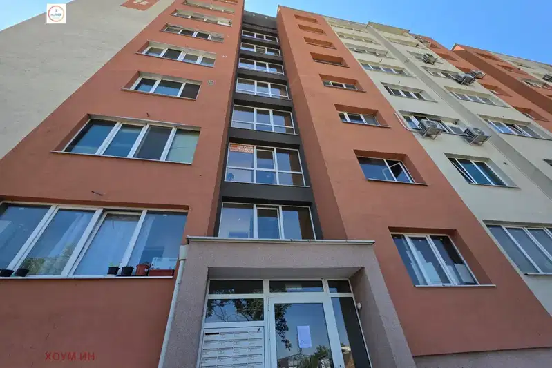 Тристаен апартамент с три тераси в Модерно предградие, София