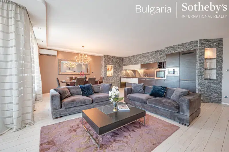 Spacious 3-room apartment in Oborishte with two terraces