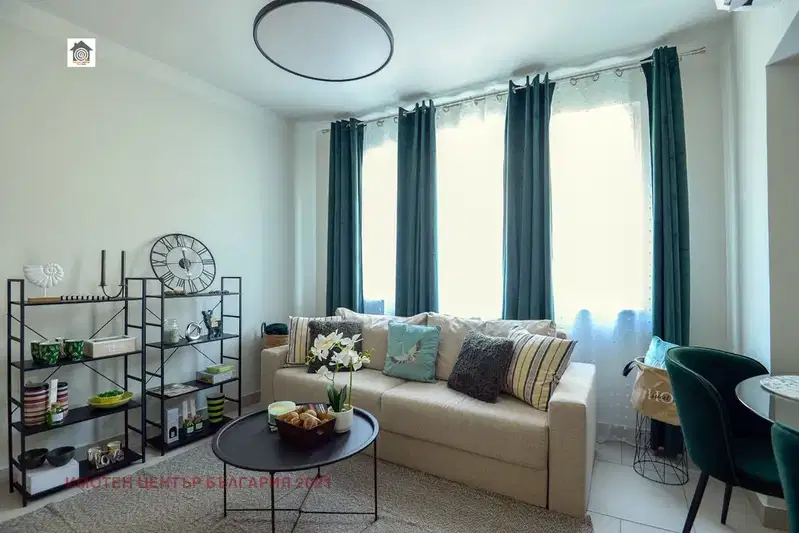 Three-room apartment in Oborishte with glazed terrace