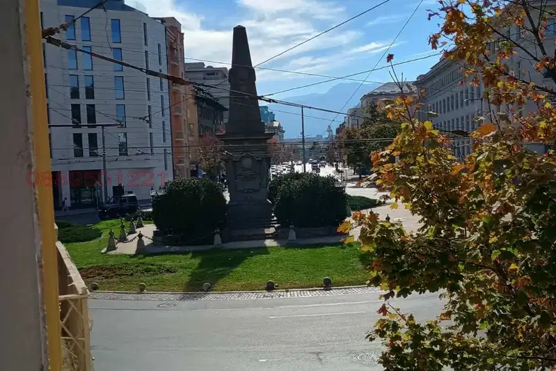 Тристаен апартамент с гледка към паметник Левски в Оборище