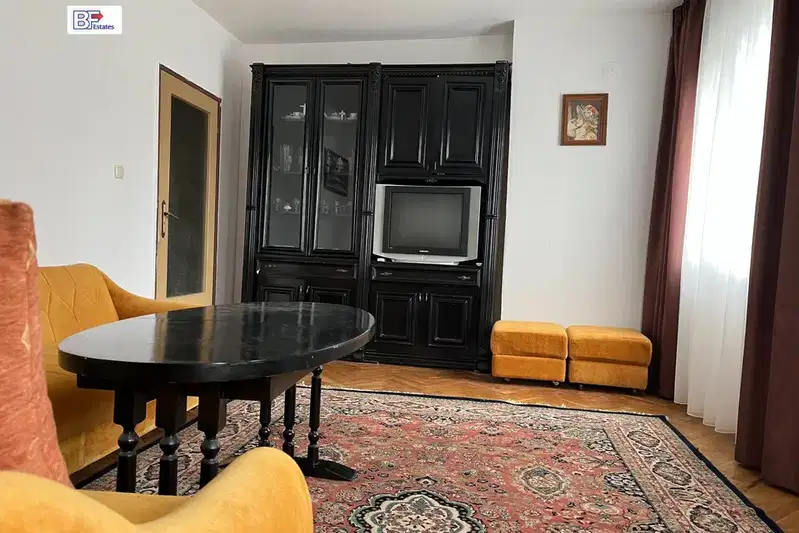 Тристаен апартамент с две тераси в Оборище, София