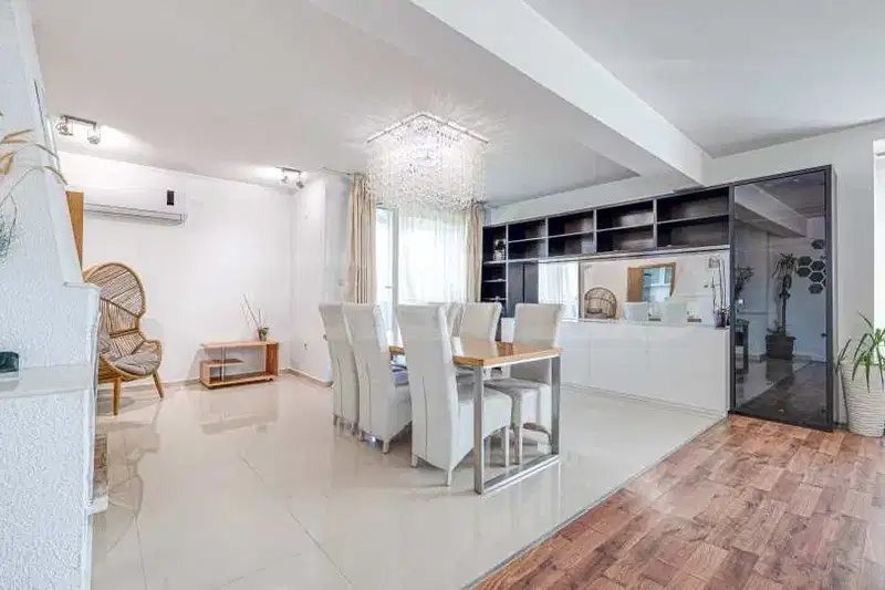 Spacious 4-room maisonette in Orlandovtsi with parking space