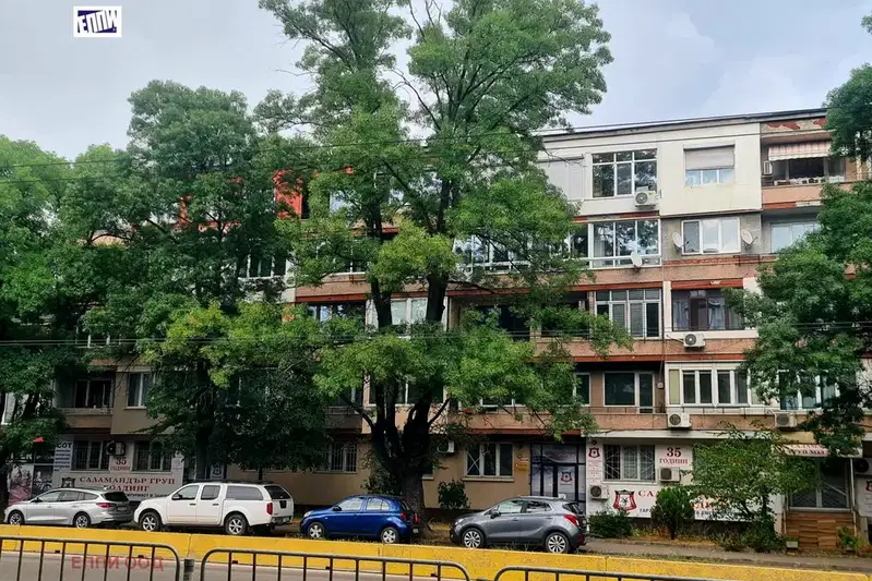 Двустаен апартамент с голяма тераса в Света Троица, София