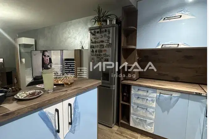 Тристаен апартамент 75 кв.м в Света Троица с балкон