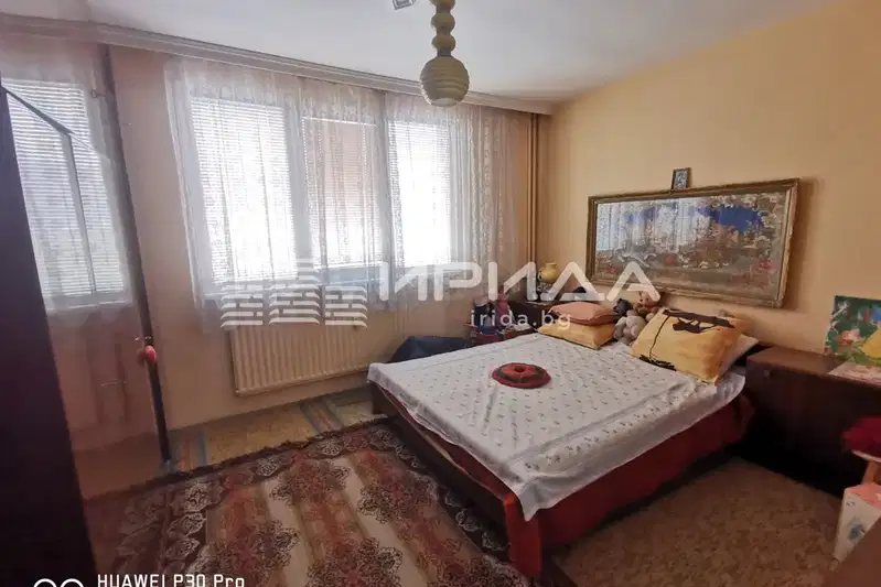 Тристаен апартамент с балкон в Света Троица, София